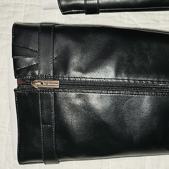 Tommy Hilfiger boots Twinezy faux leather black gold initials sz 7.5 NWT - Picture 5 of 10